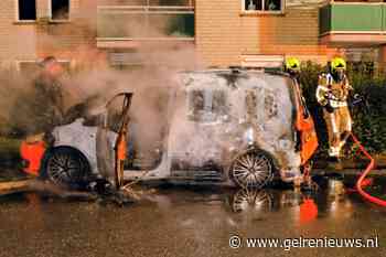 Geparkeerde bestelwagen uitgebrand, mogelijk brandstichting