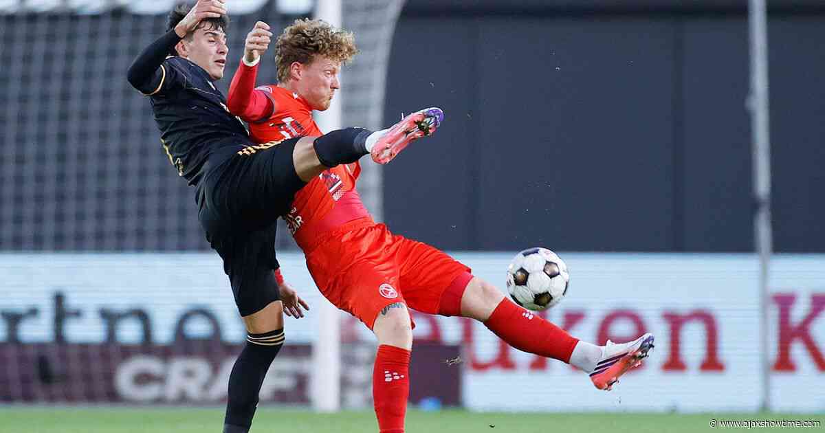 Spina legt na sterk debuut keuze voor Ajax uit: 'Waarom zou ik niet voor deze club kiezen?'