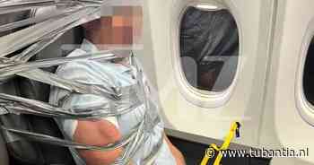 Passagier (67) in vliegtuig met ducttape vastgemaakt: ‘Hij had zijn handen om de nek van arme man naast hem’
