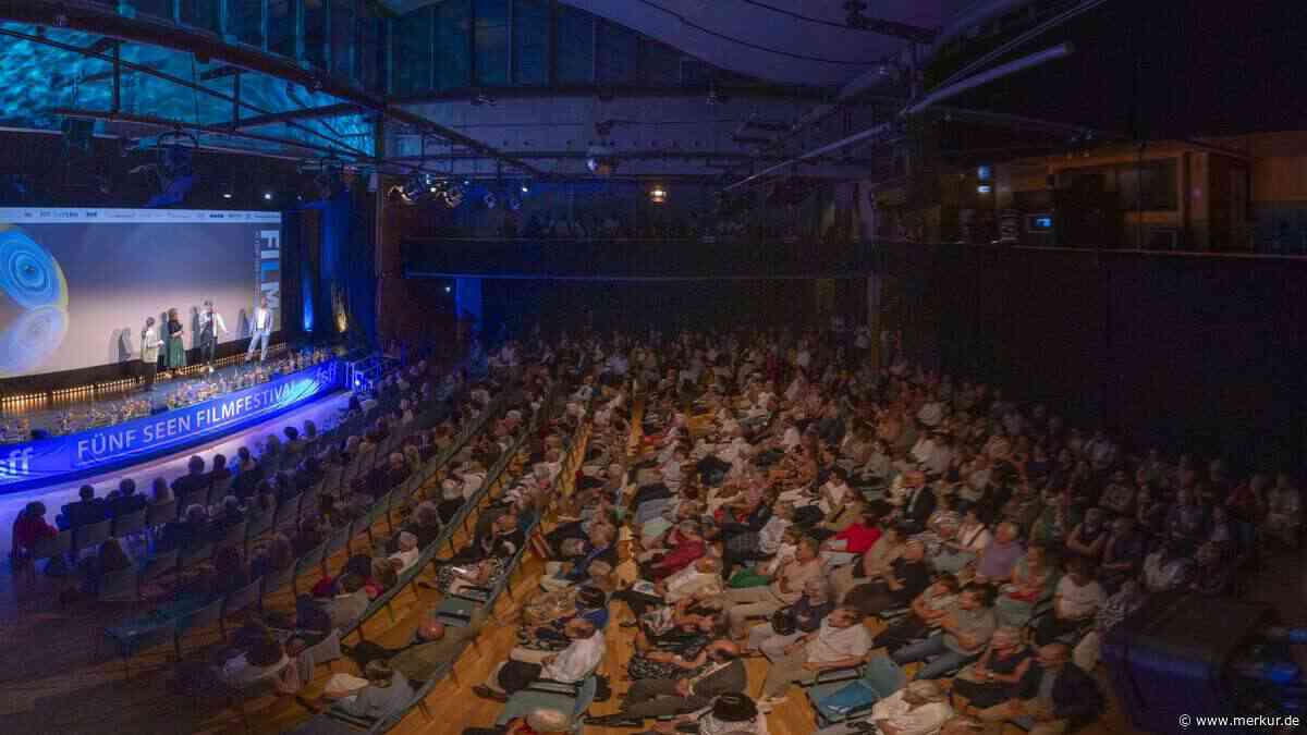 Fünf-Seen-Filmfestival eröffnet: Für Artikel 1 stehen alle auf.