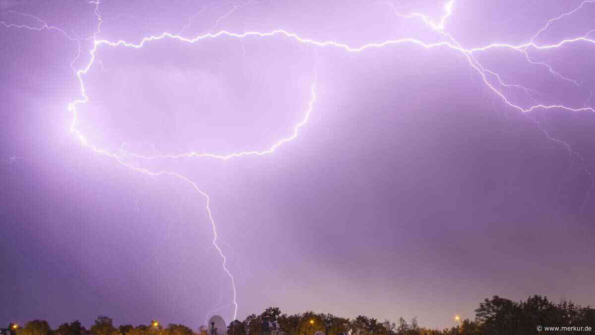 Freisinger jagt Blitze mit drei Kameras – und fängt Rechteck am Himmel ein
