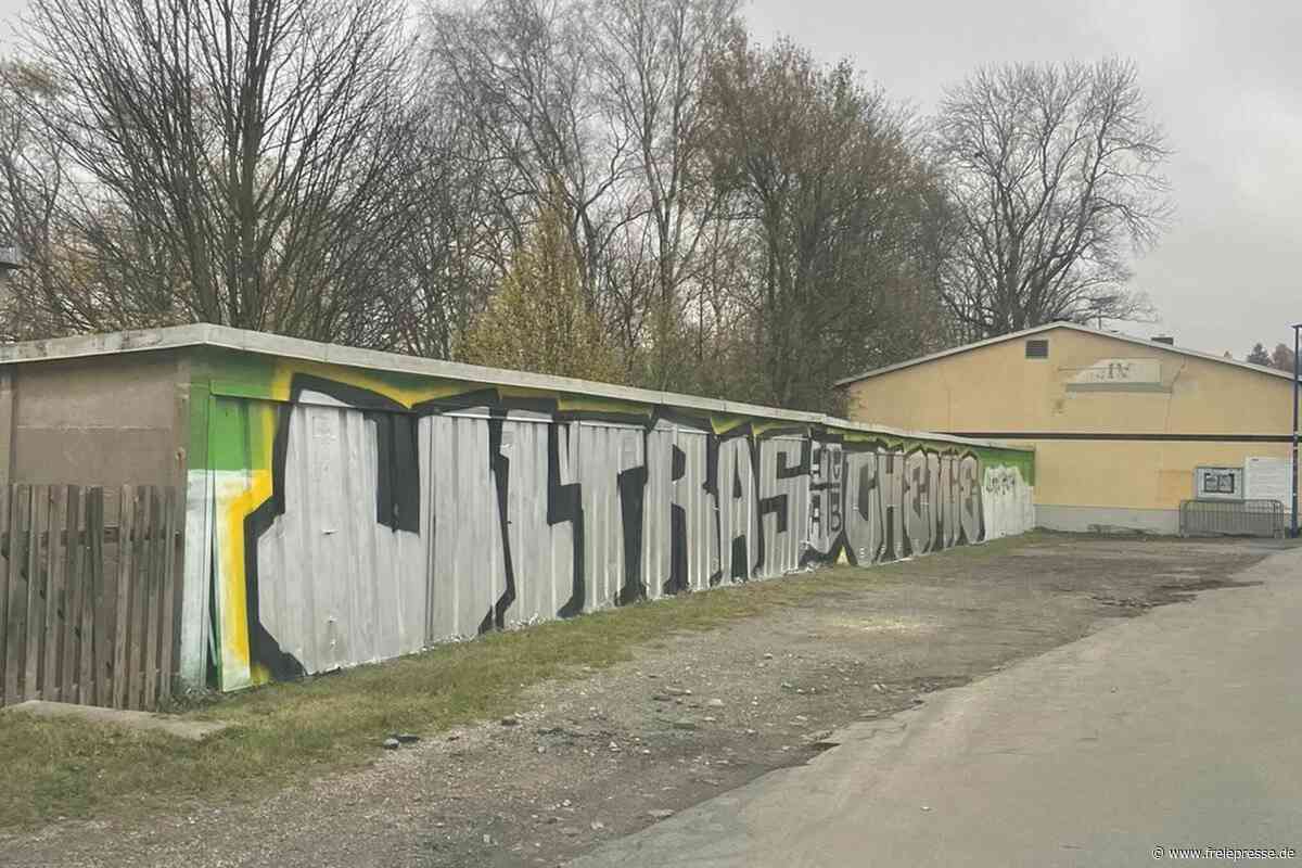 Graffiti vor Pokalkracher in Auerbach: Lokfans rufen an Garagenwand zum Kampf auf
