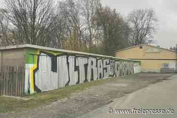 Graffiti vor Pokalkracher in Auerbach: Lokfans rufen an Garagenwand zum Kampf auf