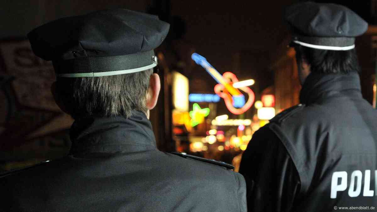 S-Bahn Reeperbahn: Mann schlägt Bundespolizisten mit Faust ins Gesicht