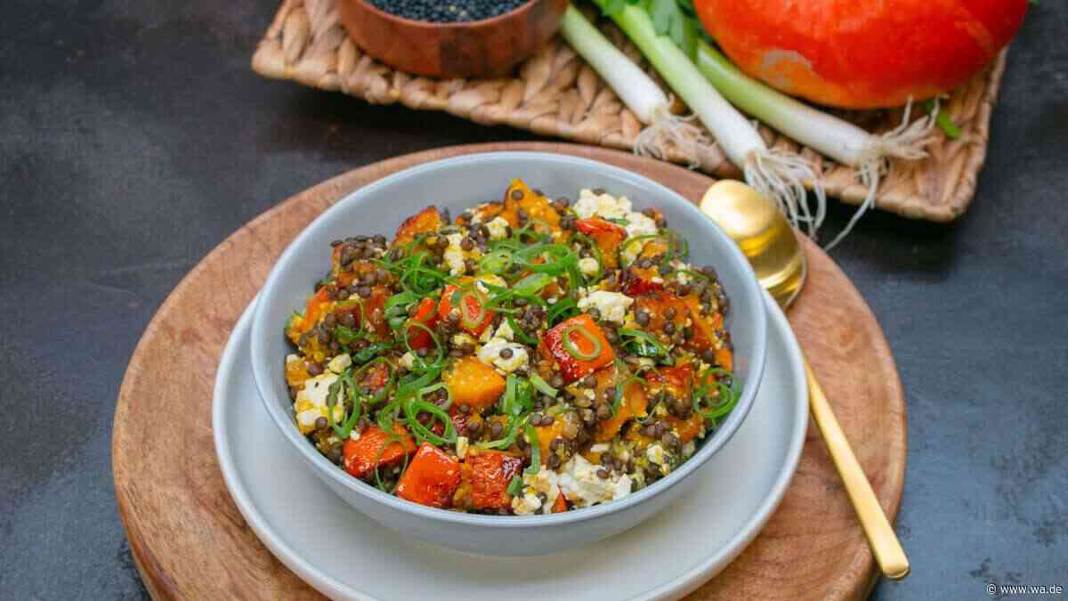 Warmer Herbstsalat mit Hokkaido, Belugalinsen und fruchtigem Apfel-Honig-Twist