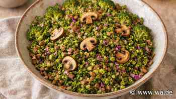 Ohne Kochen, aber mit Biss: Knackiger Brokkoli schmeckt zu Champignons und Zitronendressing in diesem Salat