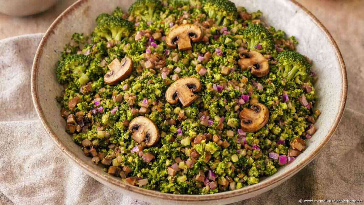 Ohne Kochen, aber mit Biss: Knackiger Brokkoli schmeckt zu Champignons und Zitronendressing in diesem Salat