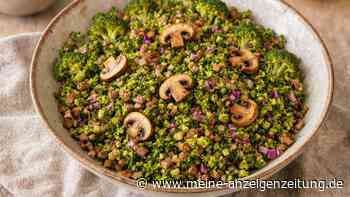 Ohne Kochen, aber mit Biss: Knackiger Brokkoli schmeckt zu Champignons und Zitronendressing in diesem Salat