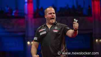 Dirk van Duijvenbode na afzegging alsnog van de partij op World Series of Darts Finals in Amsterdam
