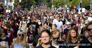 LIVE Airborne Wandeltocht 2026 | Defilé geopend met minuut stilte • EHBO waarschuwt voor valpartijen • wandelaars zijn vertrokken