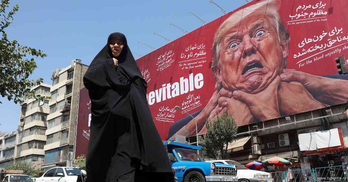 Iraanse ontwerpers gaan helemaal los op Donald Trump: de gekste beelden op een rij