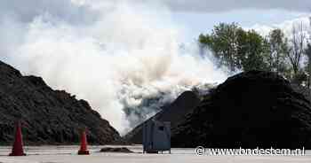 Brand in grote composthoop in Oosterhout zorgt voor veel rook richting A59
