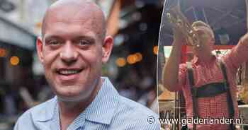 ‘Sorry Michael van Gerwen’: topdarter wordt verrast terwijl hij rustig op het terras zit in Den Bosch
