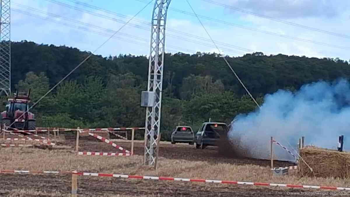 Stoppelfeldrennen in Wendeburg: Die ersten Rennwagen sind auf der Piste