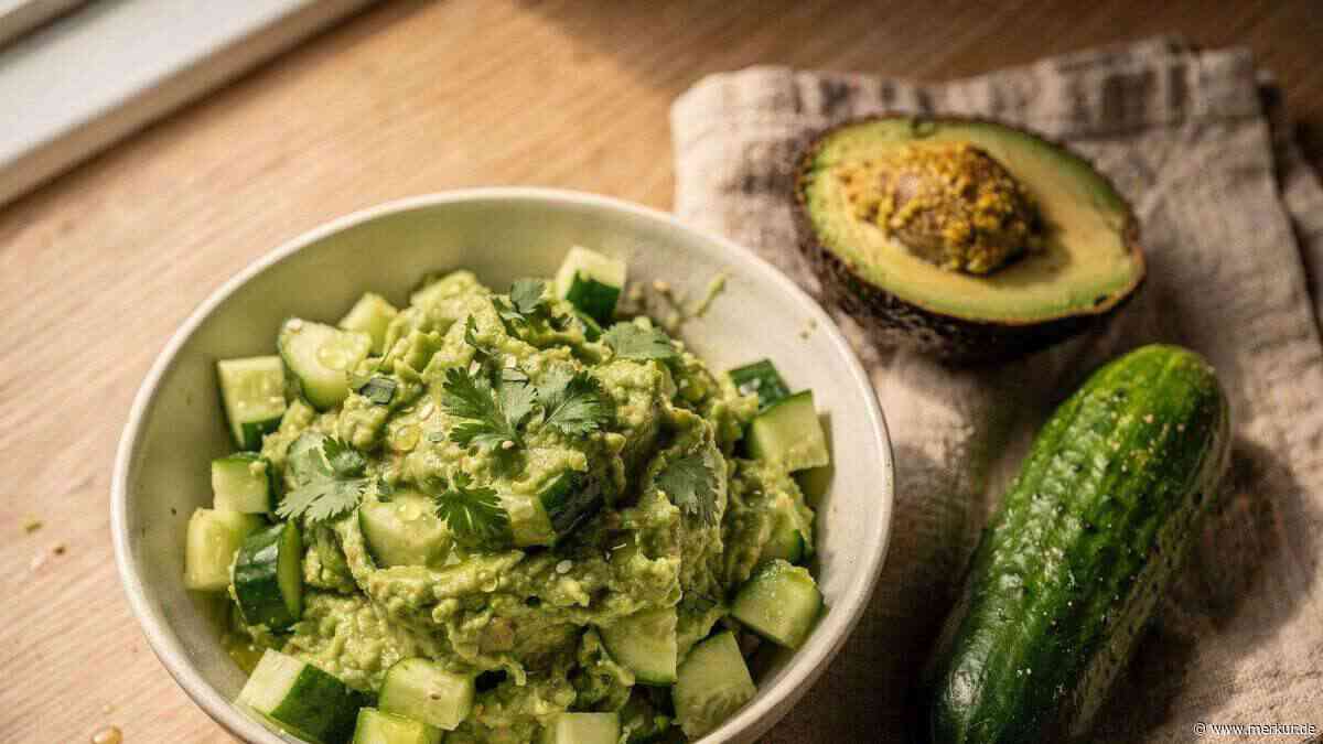 Nur 5 Zutaten und in Minuten fertig: Dieses geniale Rezept für Gurken-Avocado-Salat ist perfekt