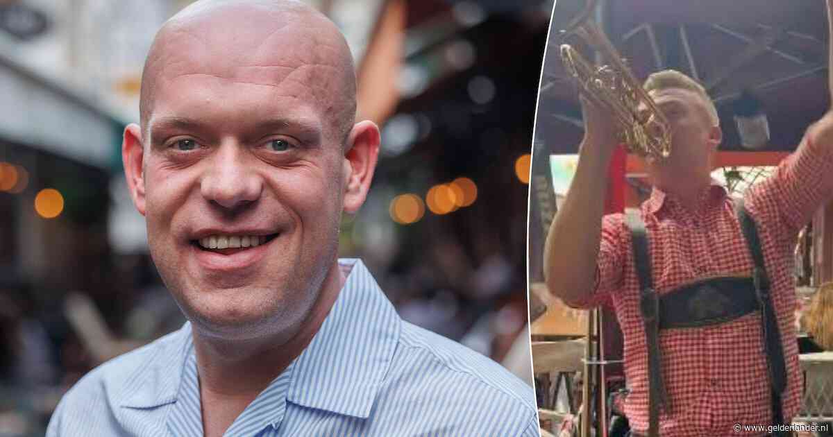 ‘Sorry Michael van Gerwen’: topdarter wordt verrast terwijl hij rustig op het terras zit