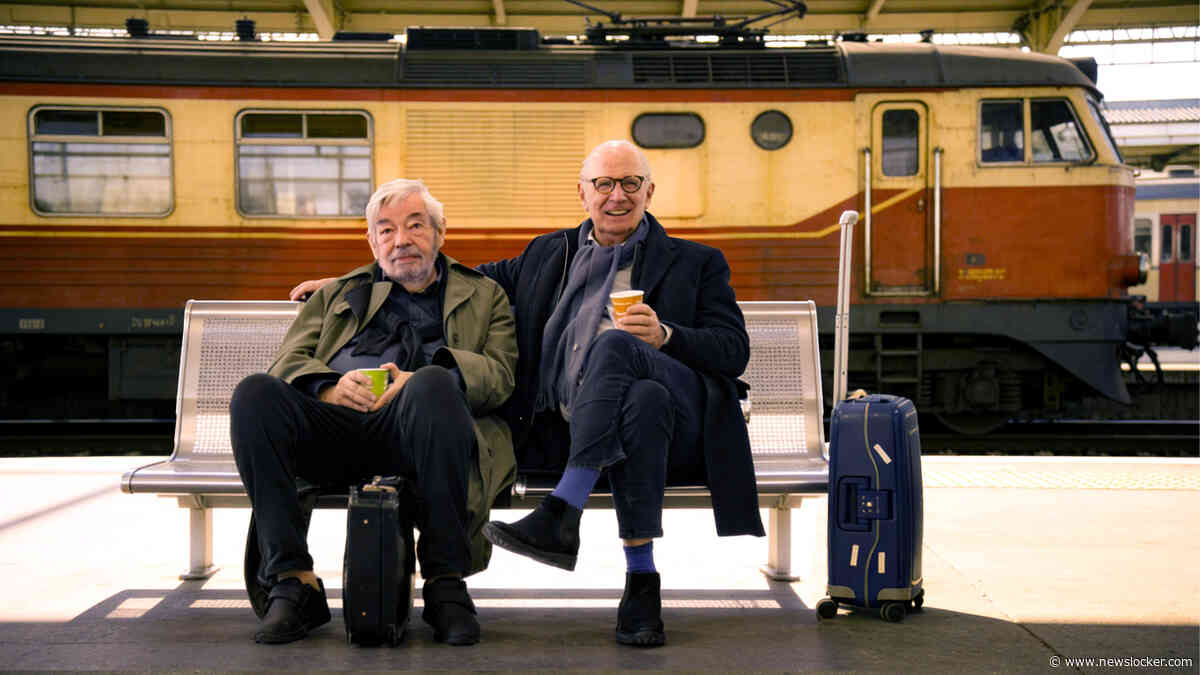 Maarten van Rossem (82) en Philip Freriks (82) trekken door Europa: ’We werden door twee dames van lichte zeden aangesproken’