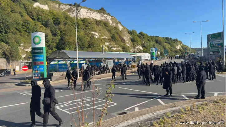 Regno Unito, decine di manifestanti di estrema destra bloccano l’ingresso del porto di Dover gridando slogan anti-migranti