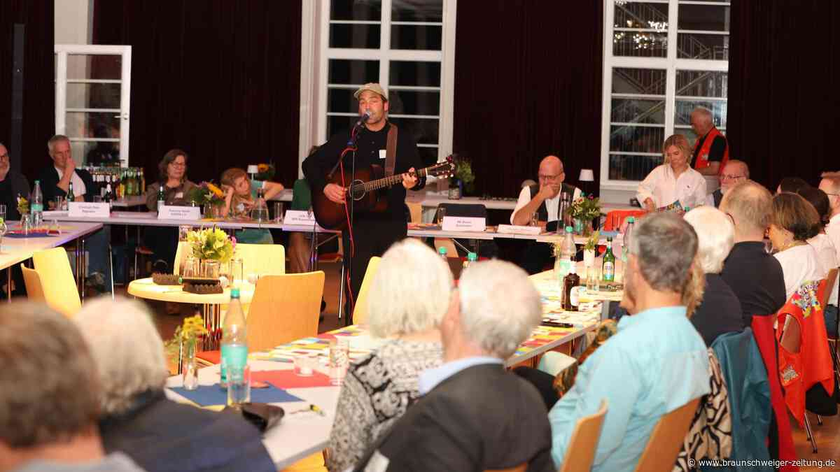 Bingo, Pub-Quiz und Axel Bosse: Demokratie kann in Braunschweig ganz schön bunt sein