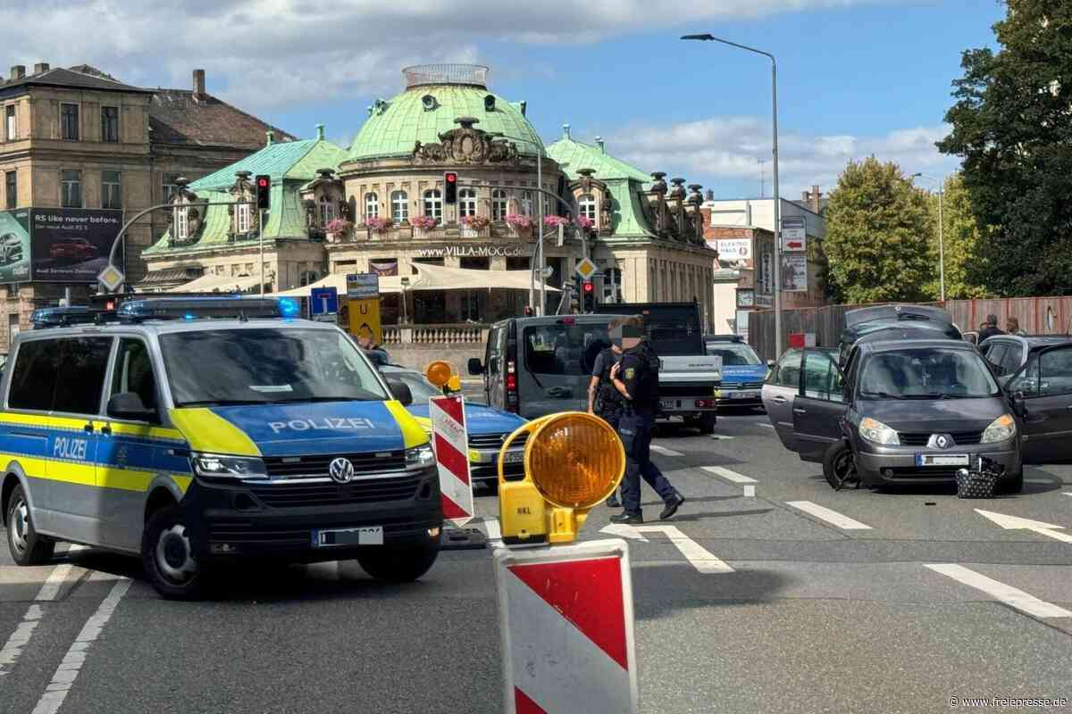 Mann rast in Zwickau auf der Flucht vor der Polizei in den Gegenverkehr