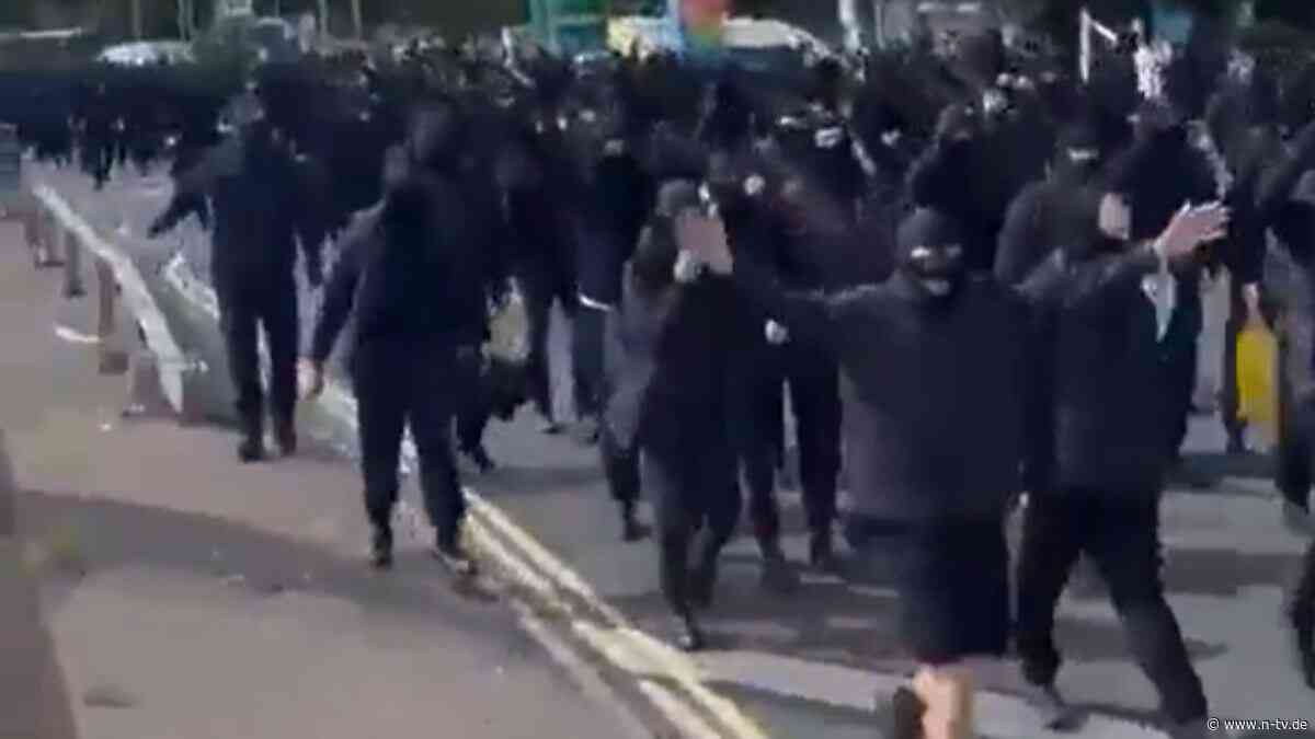 Rechtsextremer Protest: Hunderte Vermummte blockieren Hafen von Dover