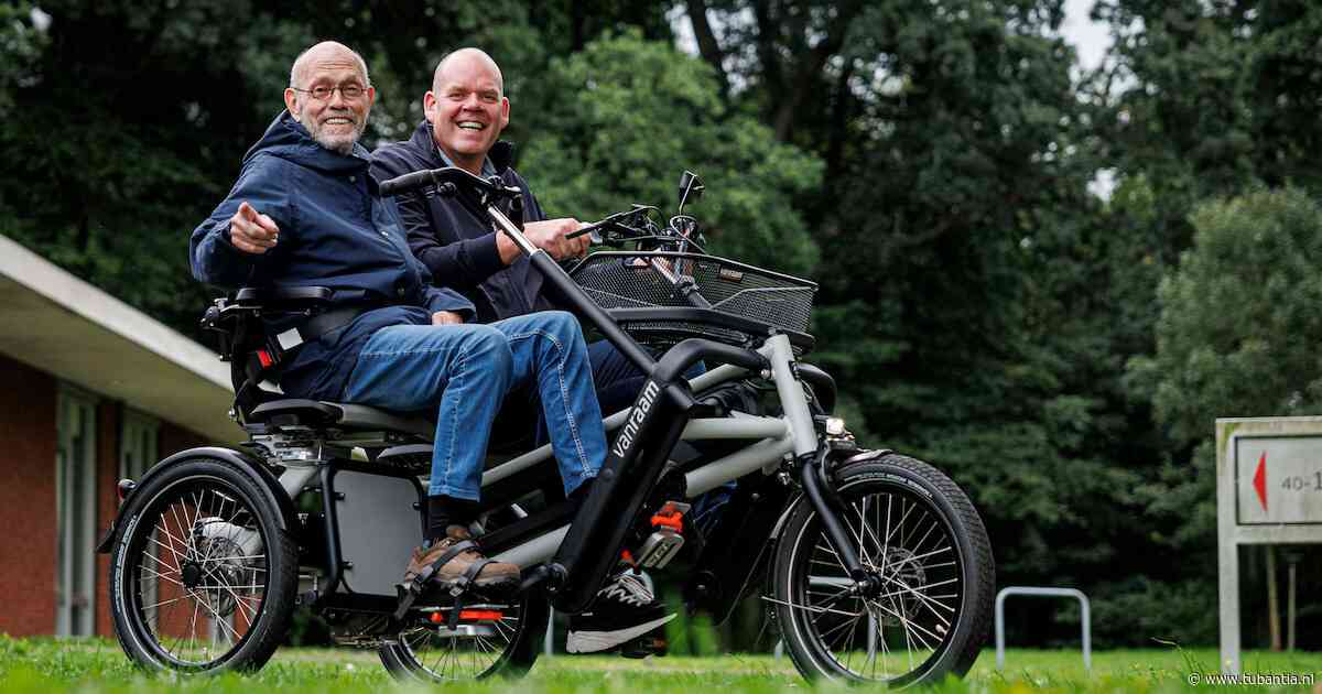 Samen zorgen vrijwilligers ervoor dat Michel (78) uit Enschede na een gebroken heup weer kan fietsen
