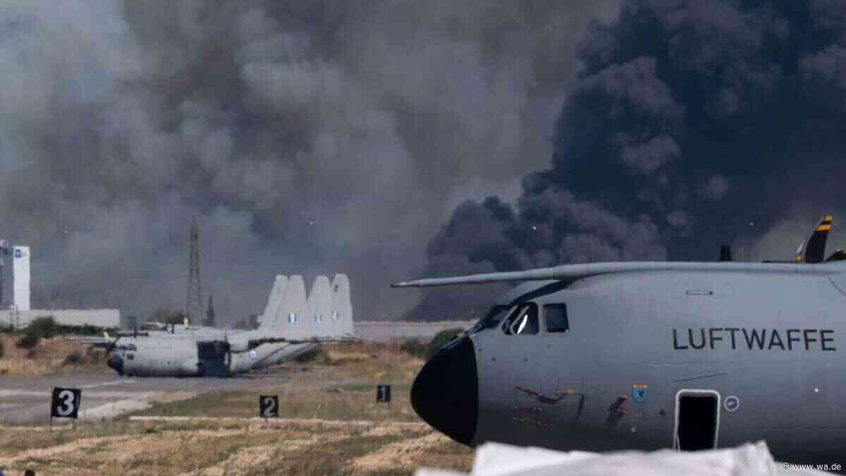 Vor tausenden Menschen: Jet stürzt bei Flugshow in Griechenland ab