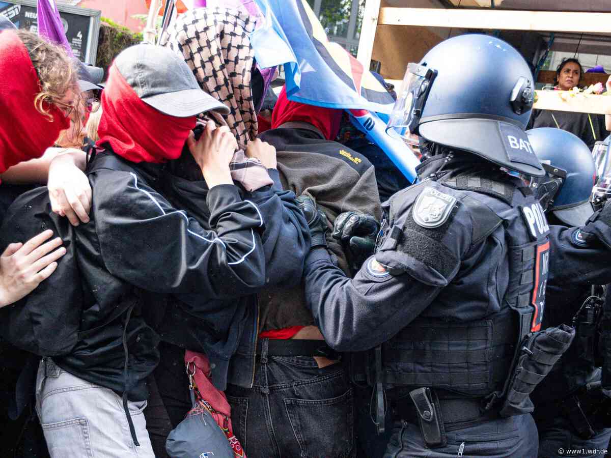 Anti-Rüstungsdemo in Köln: Polizei setzt Wasserwerfer ein