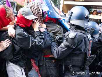 Anti-Rüstungsdemo in Köln: Polizei setzt Wasserwerfer ein