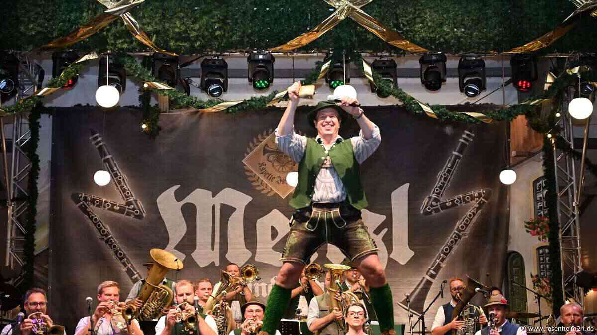 „Crowdsurfen hat am Rosenheimer Herbstfest bestimmt keiner gmacht“ – Menzls Abend im Flötzinger