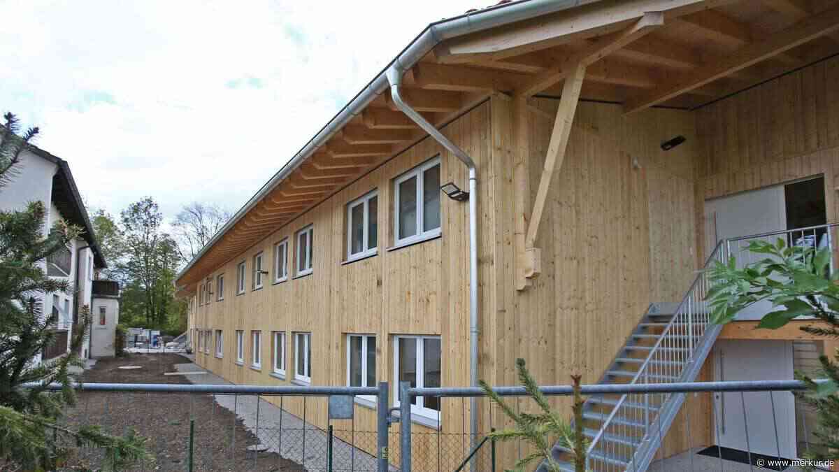 Gebaut, aber nie genutzt: Stadt und Nachbar fechten Urteil zu Asylunterkunft in Oberbayern an