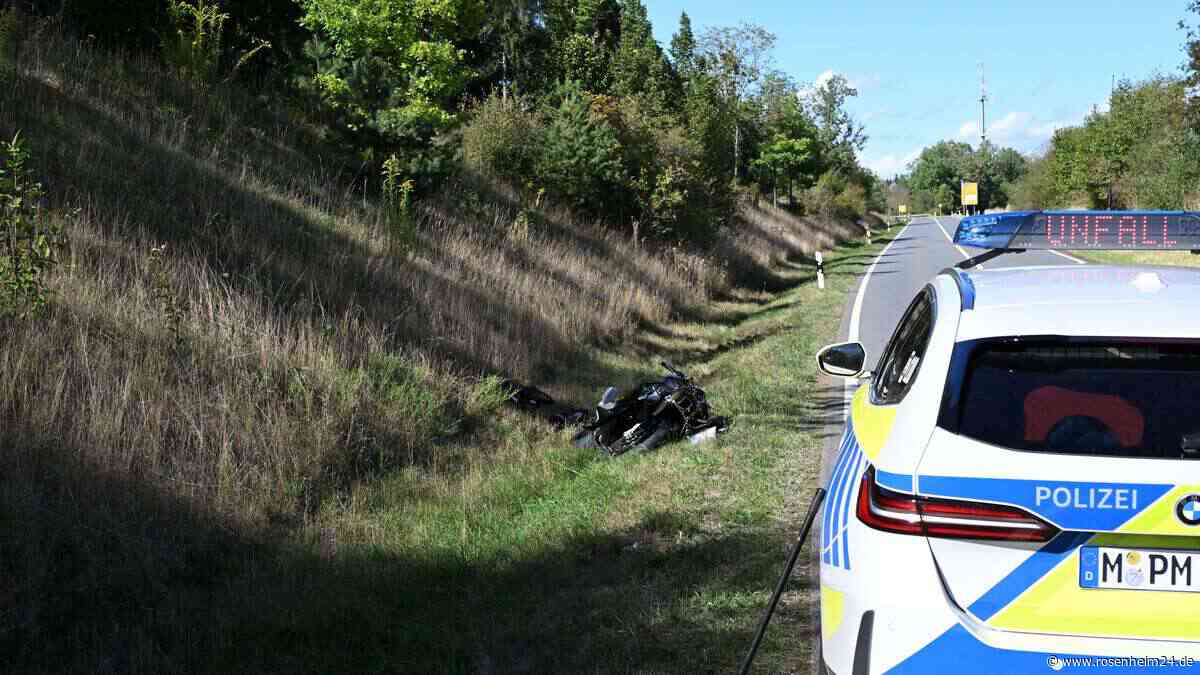 Motorradfahrer verunfallt bei Aying und fährt als Sozius auf zweiter Maschine davon