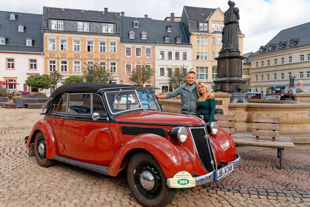 Internationales Wanderer-Treffen im Erzgebirge: Dieser junge Mann bewahrt ein Stück Autogeschichte