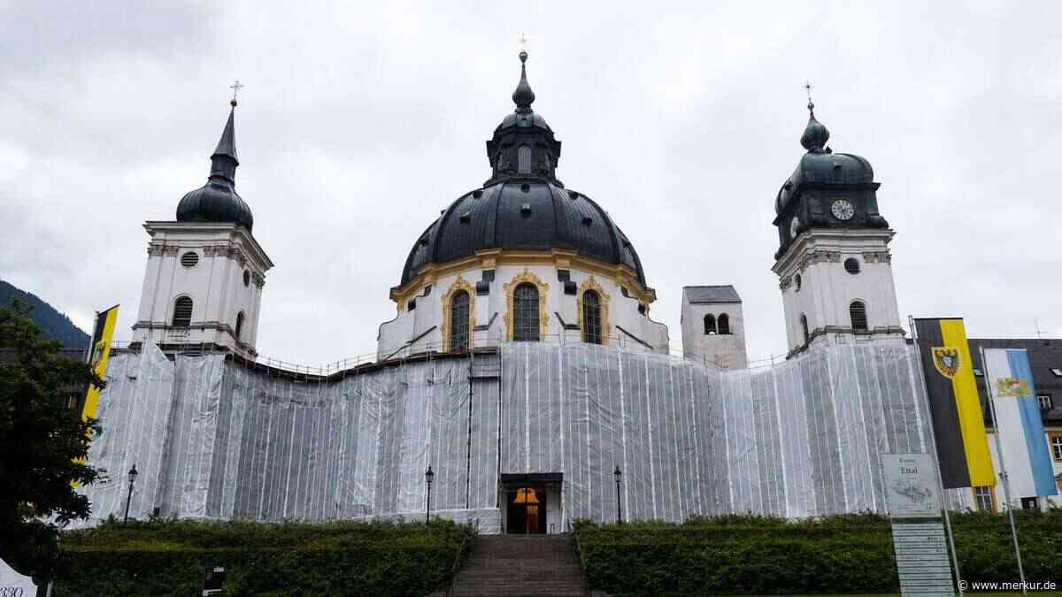 Bauteile drohten abzufallen: Wahrzeichen fast komplett verhüllt
