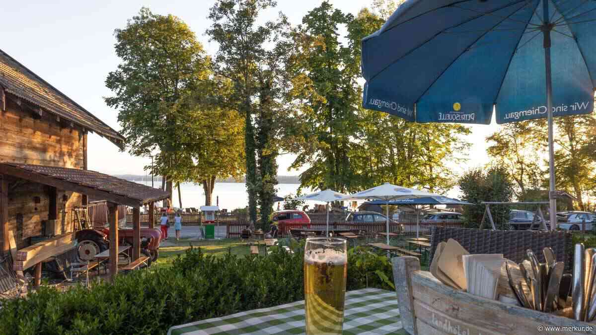 Einer der schönsten Plätze am See: mit Weißbier, Brotzeit und Alpenblick – Biergarten direkt am Wasser