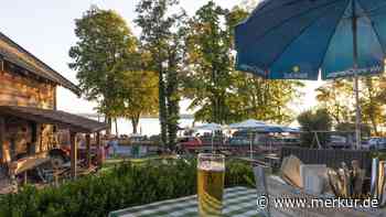 Einer der schönsten Plätze am See: mit Weißbier, Brotzeit und Alpenblick – Biergarten direkt am Wasser