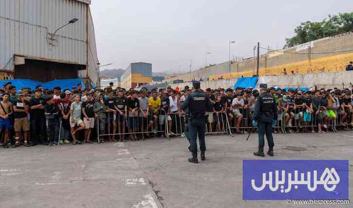 ميناء سبتة يتحول إلى مخيم للمهاجرين