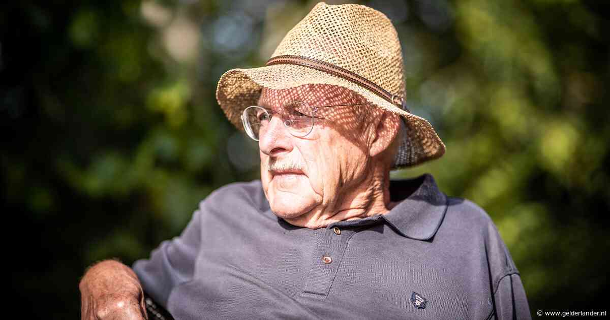 Romke van de Kaa (81) in zijn eentje de wereld over voor de walnoot: ‘Het komt door die boom waar we nu onder zitten’