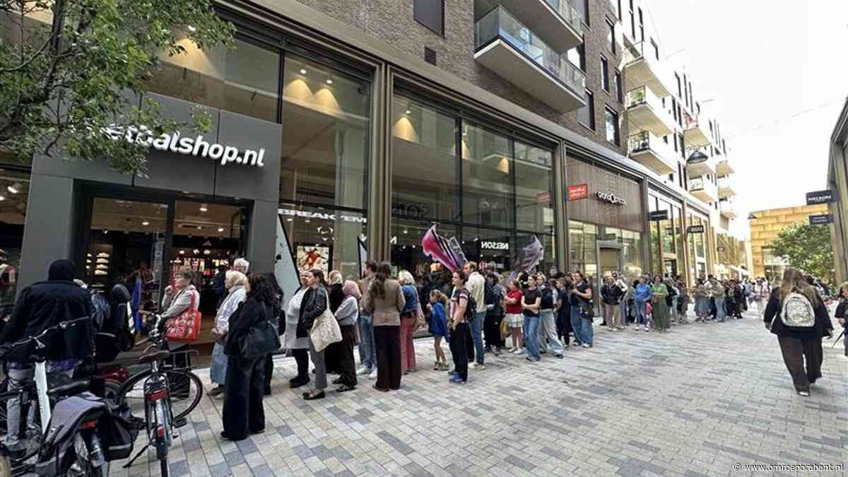 Lange rij voor gratis kledingwinkel: 'Mensen zijn toe aan deze verandering'