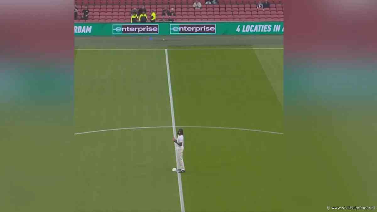 Mooie beelden: Ajax-spits richt zich in middencirkel tot God voor duel met PSV