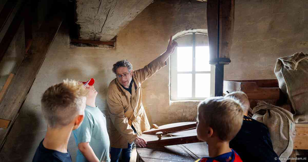 ‘Als de wieken draaien, kun je gerust binnenkomen’: de molenaars van De Onvermoeide geven graag uitleg