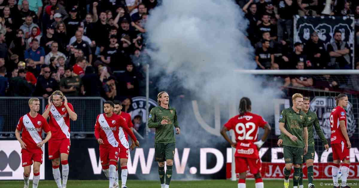 Wedstrijd FC Utrecht - Go Ahead definitief gestaakt na vuurwerk en gooien bekers