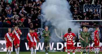 Wedstrijd FC Utrecht - Go Ahead definitief gestaakt na vuurwerk en gooien bekers