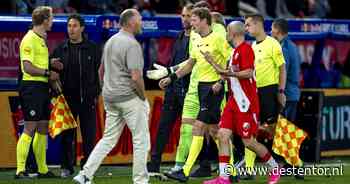 LIVE | Duel tussen Go Ahead Eagles en FC Utrecht definitief gestaakt na vuurwerk en bekers op veld