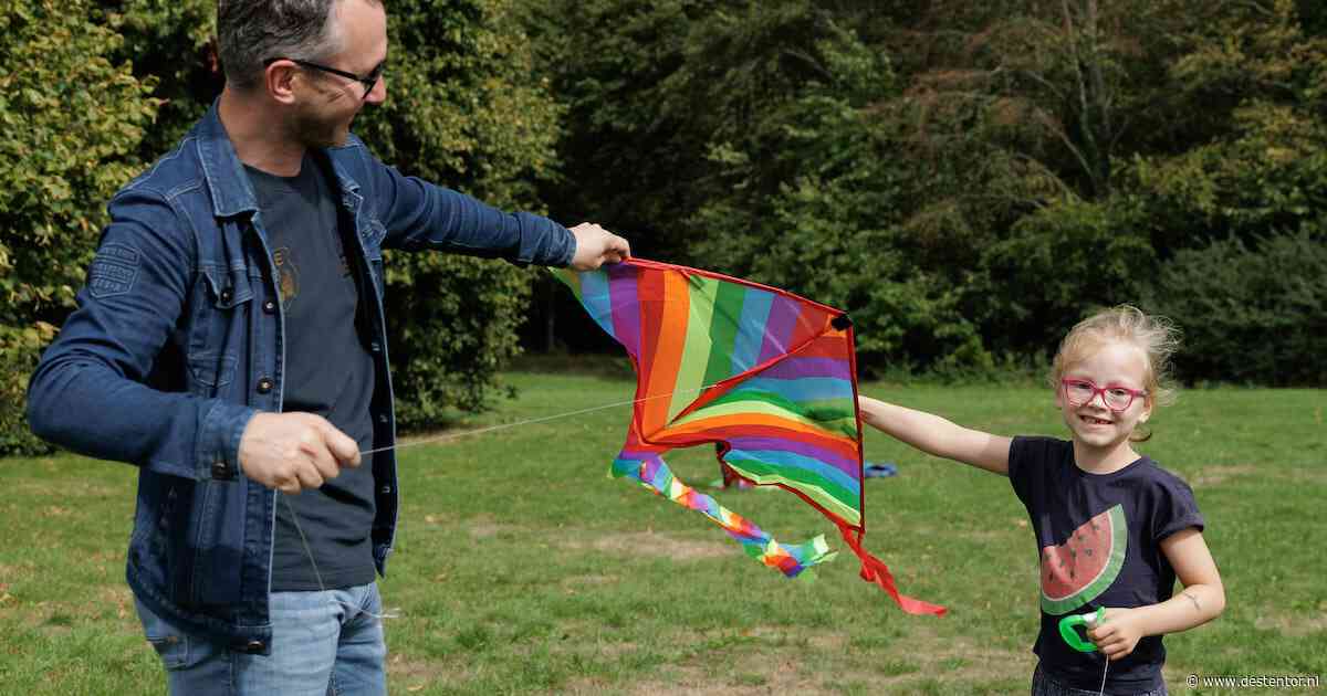 Marit (7) laat haar vlieger op in de miezerregen voor de kinderen in Gaza die dat niet meer mogen
