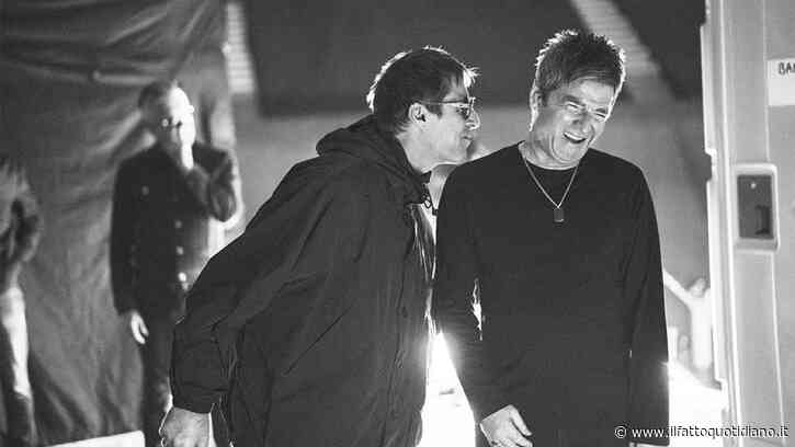 Noel e Liam Gallagher di nuovo amici nel documentario “mistico” ‘Oasis, don’t look back in anger’ presentato a Venezia 83. Mano nella mano, sorrisi e complimenti reciproci. E i fan piangono come davanti alla Madonna