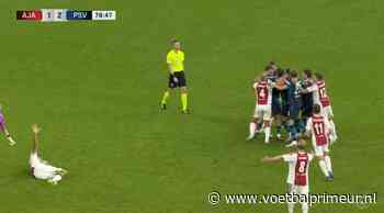 Vlam in de pan bij Ajax - PSV na kiezelharde overtreding van Ruben van Bommel