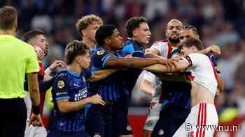 PSV verslaat Ajax in verhitte topper met beuk Van Bommel en doelpunt Geertruida