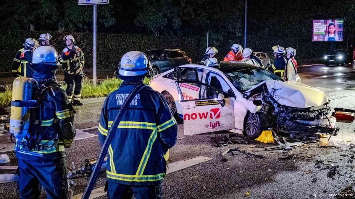 Taxi schleudert gegen Baum – Person eingeklemmt und schwer verletzt