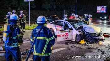 Taxi schleudert gegen Baum – Person eingeklemmt und schwer verletzt